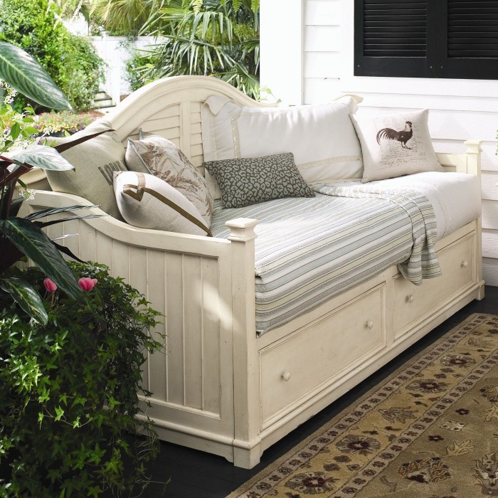 Daybed furniture for guest room bedroom